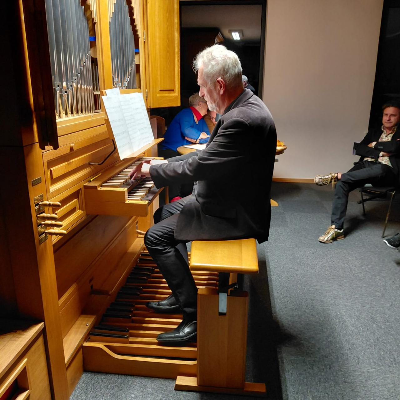 Werner Reidinger an der Orgel