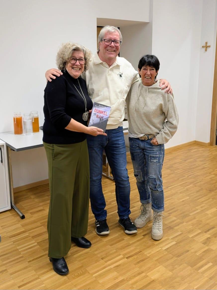 Besucher:innen bei der Lesung von Roman Klementovic