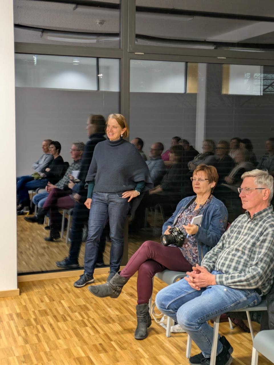 Publikum bei der Lesung von Roman Klementovic