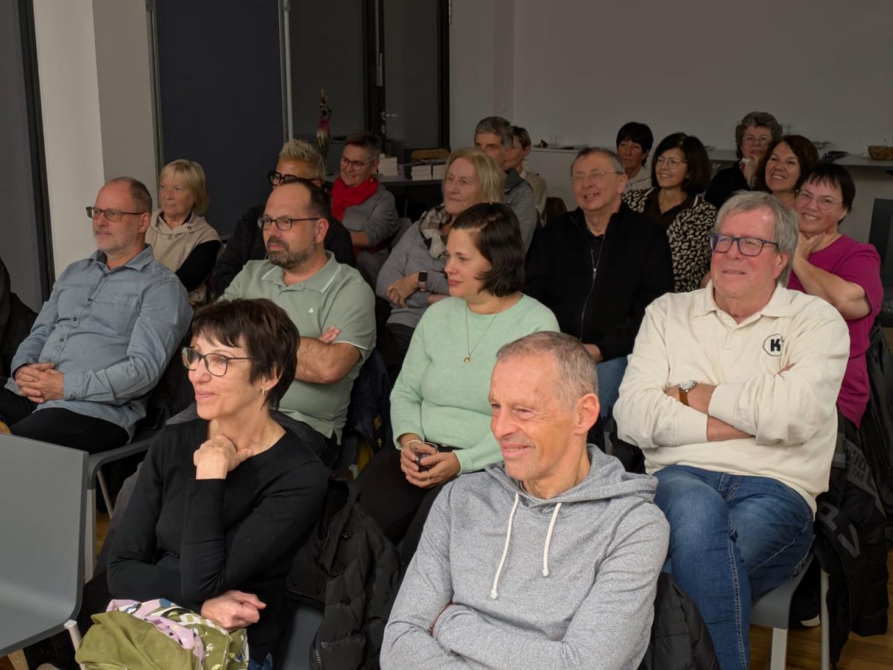 Publikum bei der Lesung von Roman Klementovic