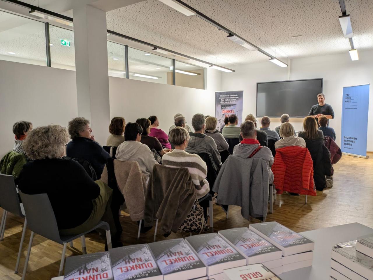 Publikum bei der Lesung von Roman Klementovic